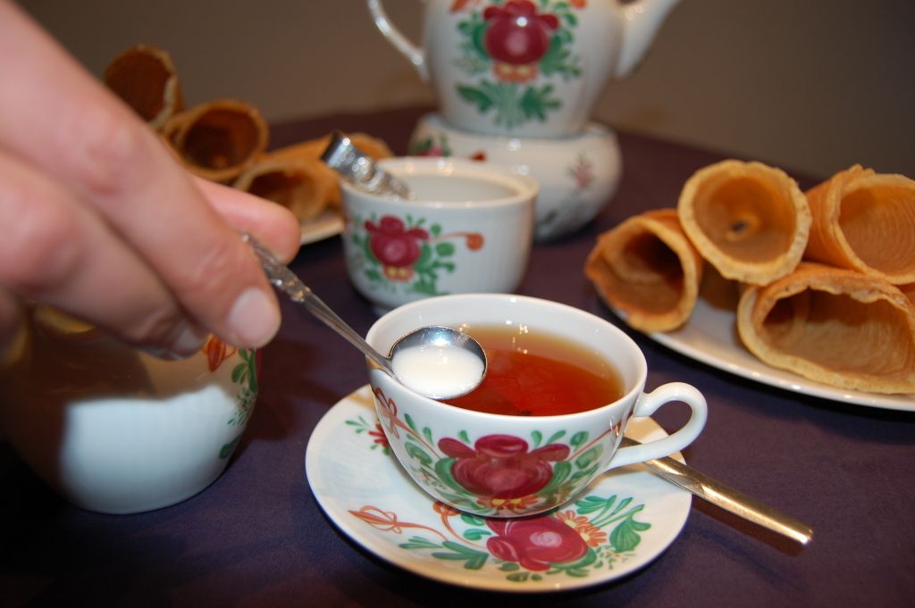 Ostfriesische Teezeremonie mit Neujahrswaffeln