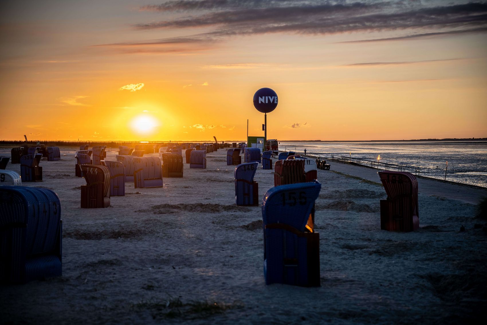 Abendsonne-Dornumersiel-Strand-Nivea-Ball