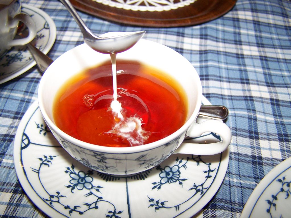 Teezeremonie in der Dornumer Teestube